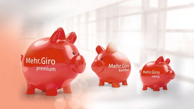 Drei rote Sparschweine der Sparkasse Fürth stehen nebeneinander