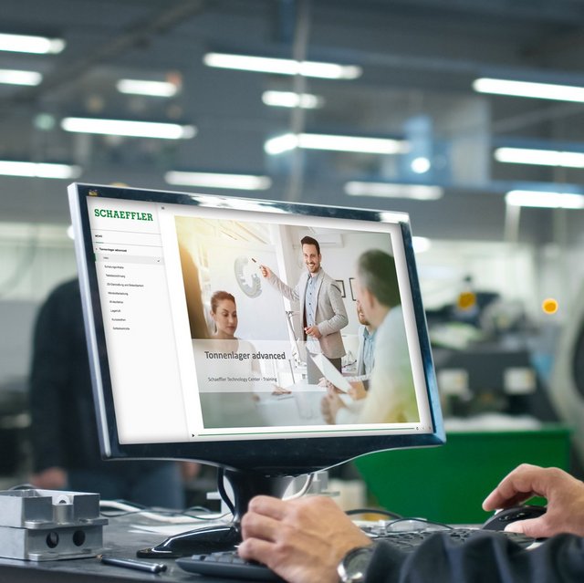 Ein Mitarbeiter von Schaeffler startet ein E-Learning Modul an seinem Computer.