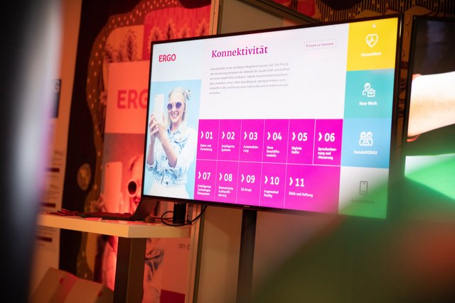 Monitor am Stand der ERGO auf der Langen Nacht der Wissenschaften in Nürnberg.