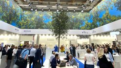 Messe Techtextil 2022 Menschen auf dem Stand