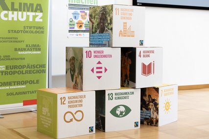 SustaiNable Conference 2024. Mehrere Würfel mit den Nachhaltigkeitszielen