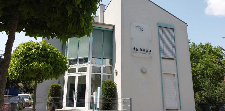 Gebäudeansicht mit Eingang, Fassade der alte Agentur von da kapo in der Langen Str.