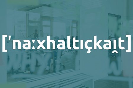 Nachhaltigkeit steht in Lautschrift auf einem türkisen Hintergrund.