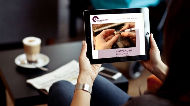 Die Webseite der Goldschmiede Müller aus Fürth wird auf einem Tablet angesehen